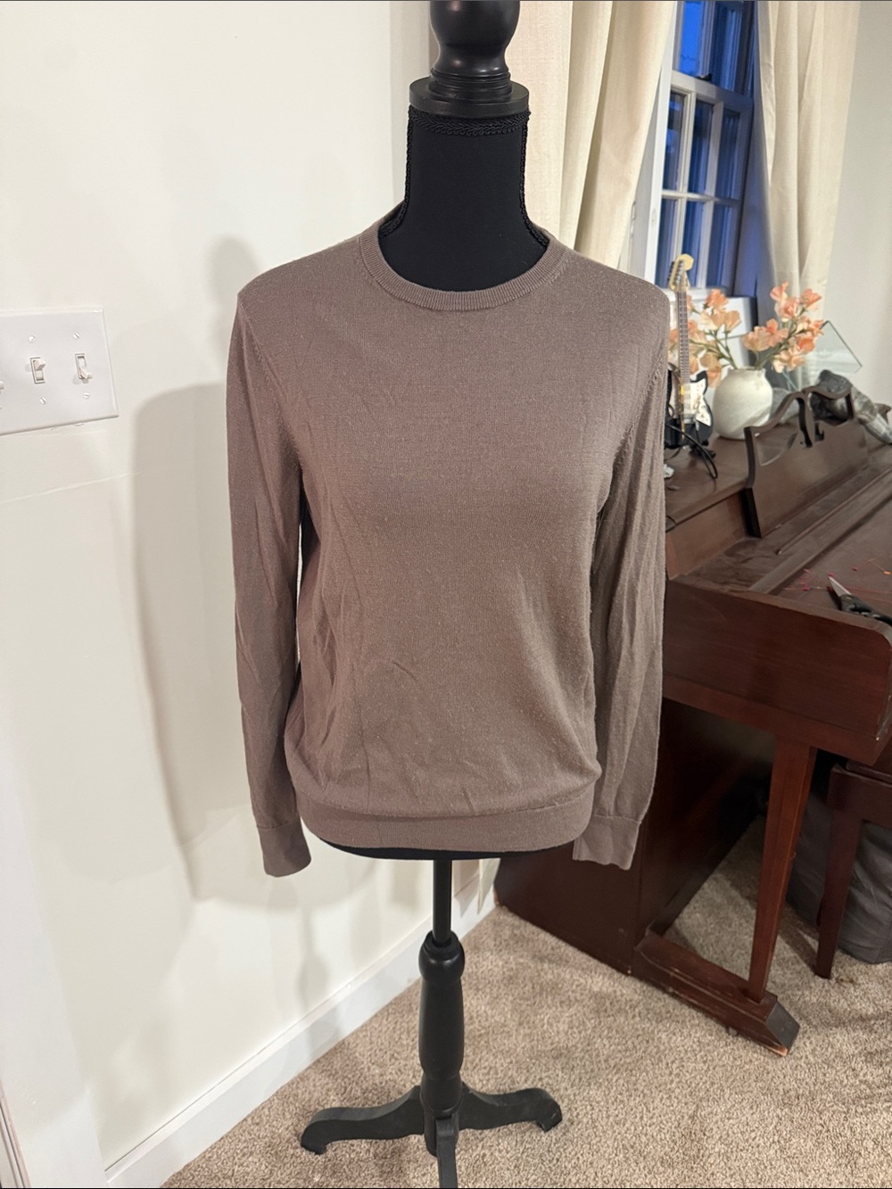 Women’s Uniqlo Crewneck Sweater in Taupe Brown